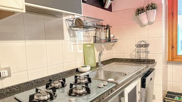 Réfrigérateur, plaque de cuisson, cafetiÚre/bouilloire