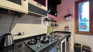 Fridge, stovetop, coffee/tea maker, cookware/dishes/utensils