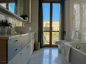 Regadera, secadora de cabello, bidet, toallas 