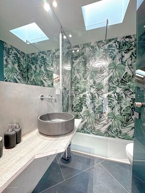 Douche, sĂšche-cheveux, bidet, serviettes fournies