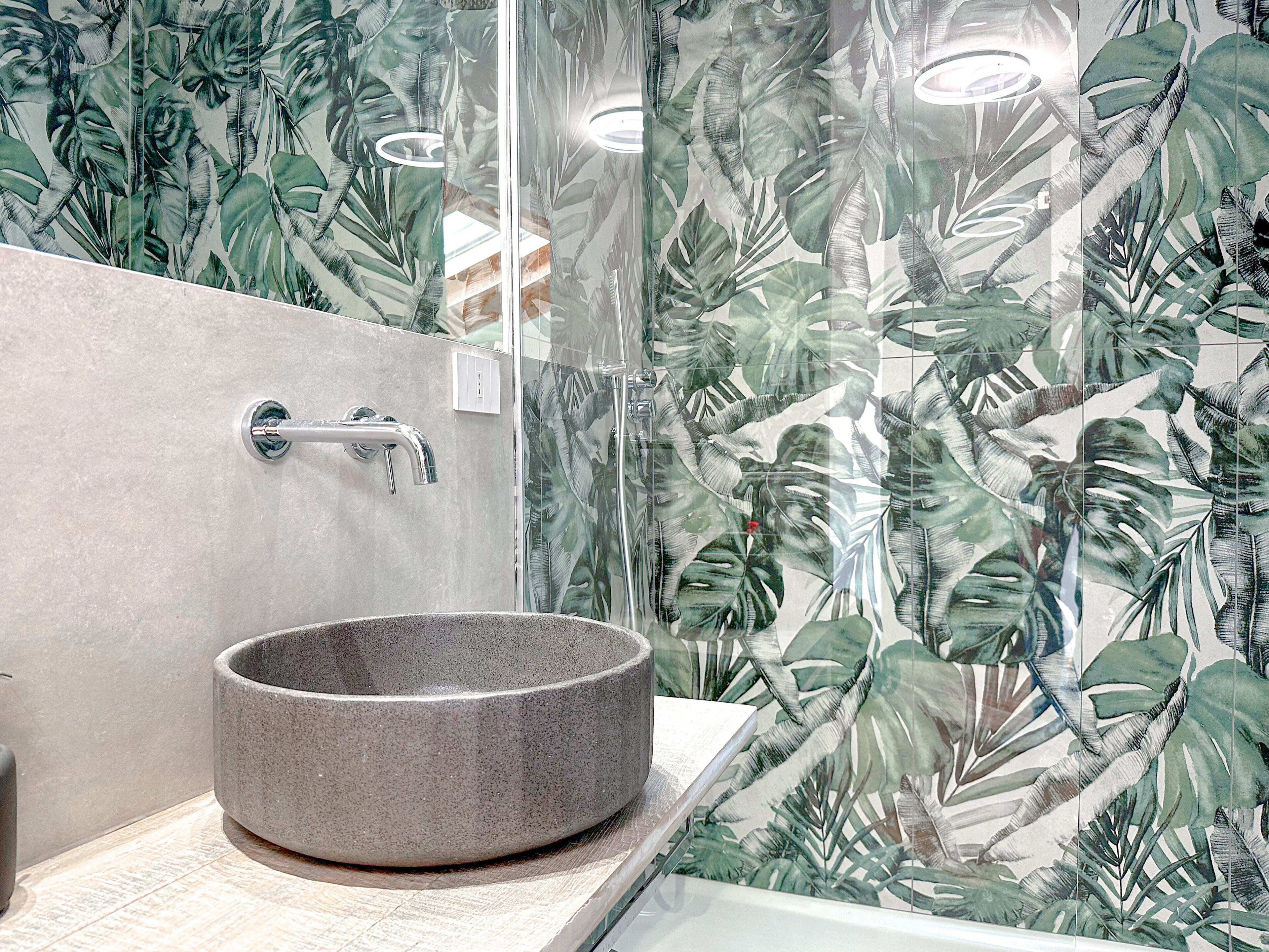 Douche, sèche-cheveux, bidet, serviettes fournies