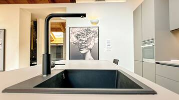 Réfrigérateur, plaque de cuisson, lave-vaisselle, cafetière/bouilloire