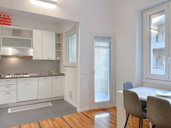 Een koelkast, een kookplaat, een vaatwasser