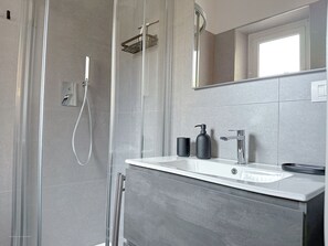 Shower, hair dryer, bidet, towels