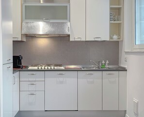 Een koelkast, een kookplaat, een vaatwasser