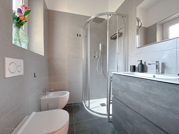 Regadera, secadora de cabello, bidet, toallas 