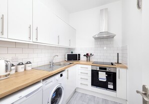 Réfrigérateur, micro-ondes, four, cafetière/bouilloire