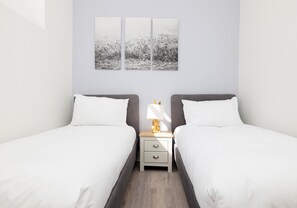 2 habitaciones, escritorio, tabla de planchar con plancha y wifi gratis