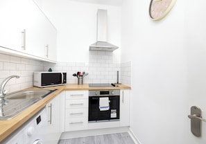 Kylskåp, mikrovågsugn, ugn och kaffe- och tebryggare