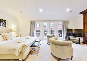 6 bedrooms, desk, iron/ironing board, travel cot - Exclusive Townhouse next to Harrods. (London)