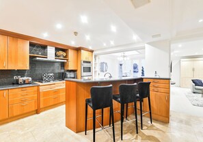 Kühlschrank, Mikrowelle, Ofen, Geschirrspüler