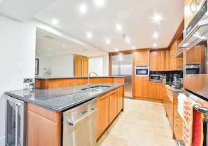 Refrigerador, microondas, horno y lavavajillas 