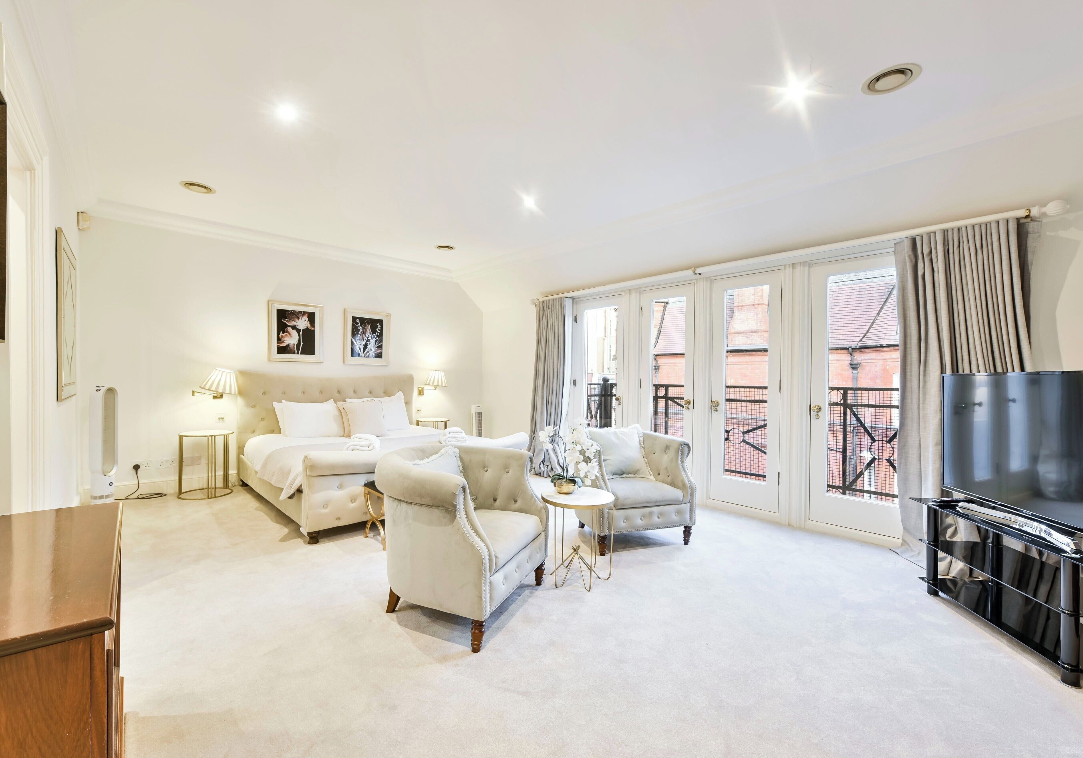 6 camere, una scrivania, ferro/asse da stiro, culla da viaggio