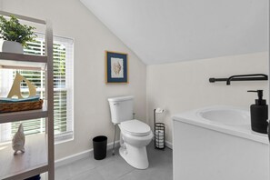 Haartrockner, Handtücher, Seife, Toilettenpapier