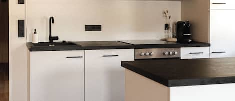 Frigorífico, horno, placa de cocina y lavavajillas