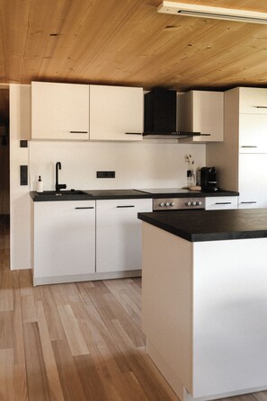 Kjøleskap, ovn, kokeplater og oppvaskmaskin