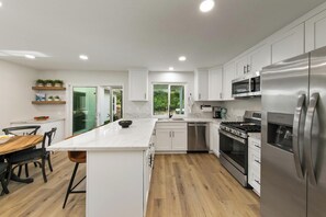Fridge, microwave, oven, stovetop - Good Vibes Cottage - Carlsbad/Vista/San Diego/Beach/Legoland (Vista)