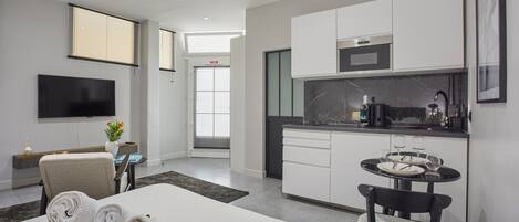 Tabla de planchar con plancha y ropa de cama