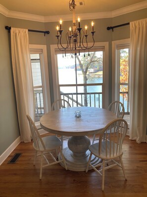 Dining - The retreat at Bay Pine Point, convenient to EVERYTHING Lake Martin and Auburn! (Jacksons' Gap)