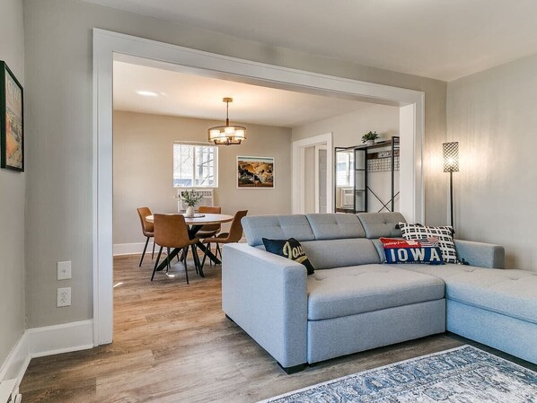 TV - The BEST of Iowa: Harvesting Iowa w/ King Bed (Des Moines)