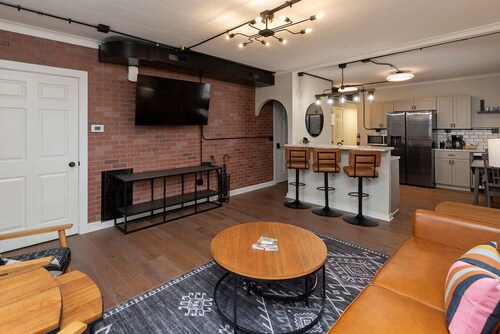 Modern Loft in Valley Junction!