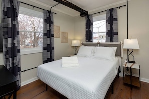 2 bedrooms, desk, WiFi, bed sheets