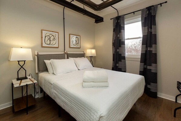 2 bedrooms, desk, WiFi, bed sheets