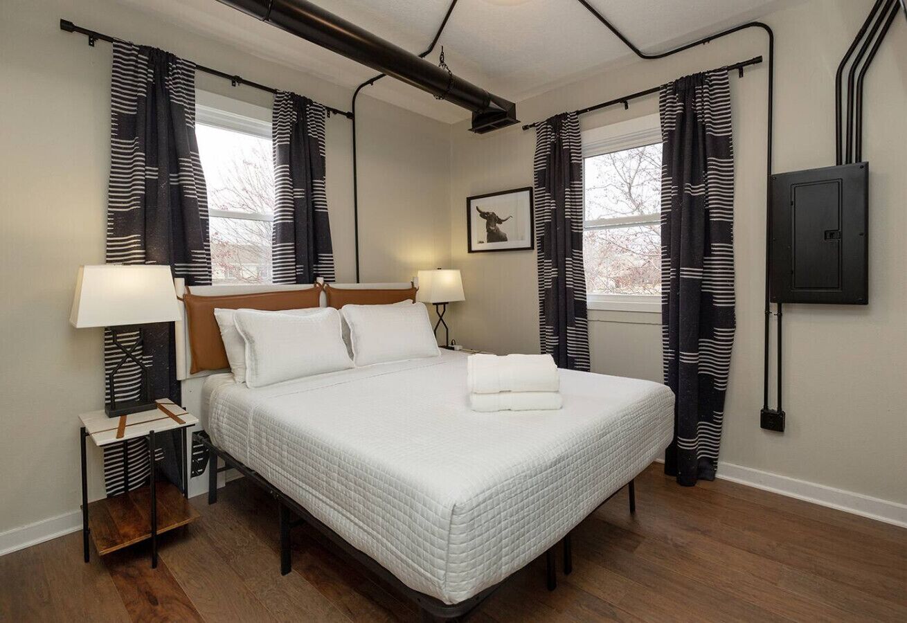 2 bedrooms, desk, WiFi, bed sheets