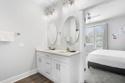 3 Beds + Safe & Quiet! 10toAirport & 15toDowntown!

