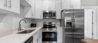 3 Beds + Safe & Quiet! 10toAirport & 15toDowntown!