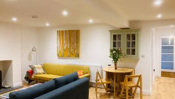 Een open haard en boeken