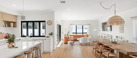 TV, lareira, mesa de pingue-pongue, livros