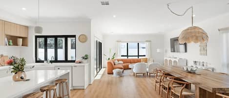 Télévision, cheminée, table de tennis de table, livres