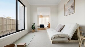 5 bedrooms, iron/ironing board, travel crib, internet - Ella Phillip Island in Cowes (Cowes)