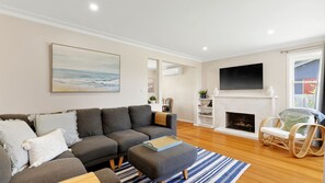 TV, fireplace, books - Casa Mar Vista in Port Welshpool (Port Welshpool)