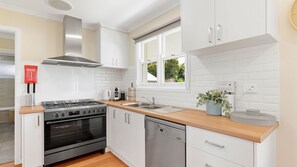 雪櫃、微波爐、焗爐、爐具