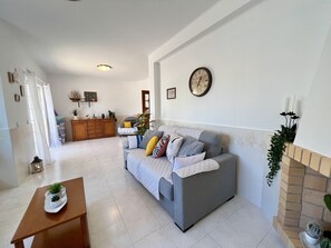 TV, fireplace - PÊRA STYLISH VILLA WITH POOL by HOMING (Pêra)