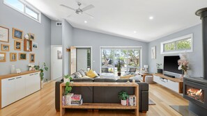 Fernseher, Kamin, Bücher, Stereoanlage