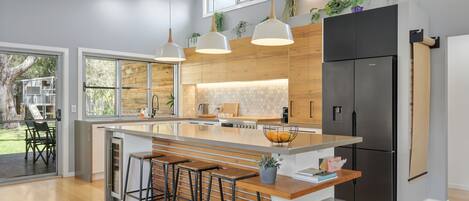 Réfrigérateur, micro-ondes, four, plaque de cuisson