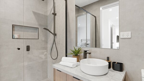 Shower - Inlet Paradise in Rhyll (Rhyll)