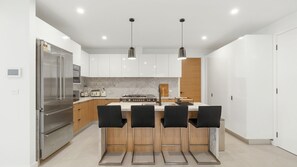 Fridge, microwave, oven, stovetop - Inlet Paradise in Rhyll (Rhyll)