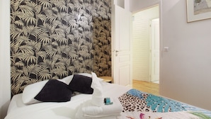 Laptop workspace, iron/ironing board, bed sheets - Sublim Apartment Saint Germain des Pres (Paris)