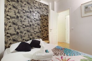 Laptop workspace, iron/ironing board, bed sheets - Sublim Apartment Saint Germain des Pres (Paris)