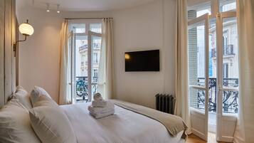 Espacio para trabajar con laptop y tabla de planchar con plancha