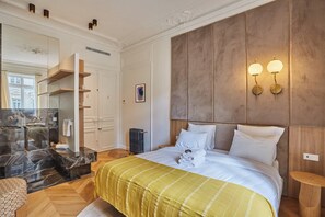 Apartment | Laptop workspace, iron/ironing board, bed sheets