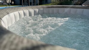 Un bain à remous avec jets d’eau.