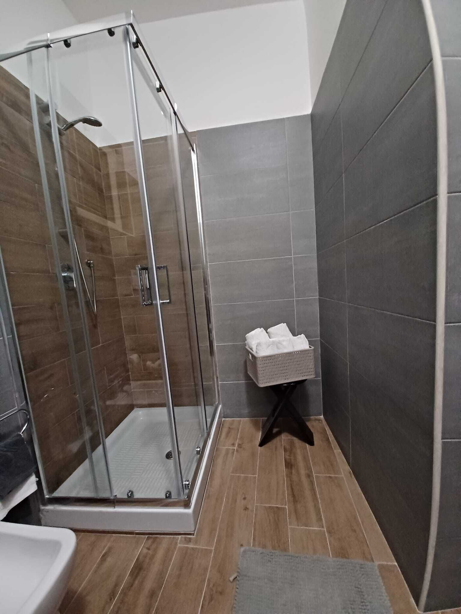 Haartrockner, Bidet, Handtücher, Seife