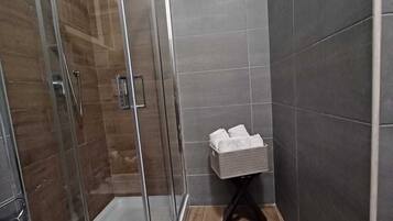 Haartrockner, Bidet, Handtücher, Seife