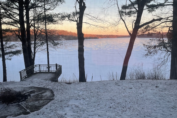 Life is good, make it better at Lakeside Lookout. Fresh air and fires await.