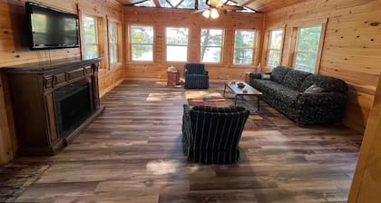 LAKESIDE LOOKOUT: Experience stunning views, Endless Shorline, Family Retreat.